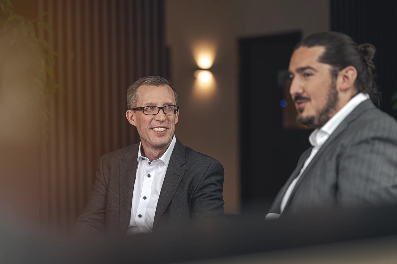 Carsten Bein und Kujtim Ljaci in einem Meeting.