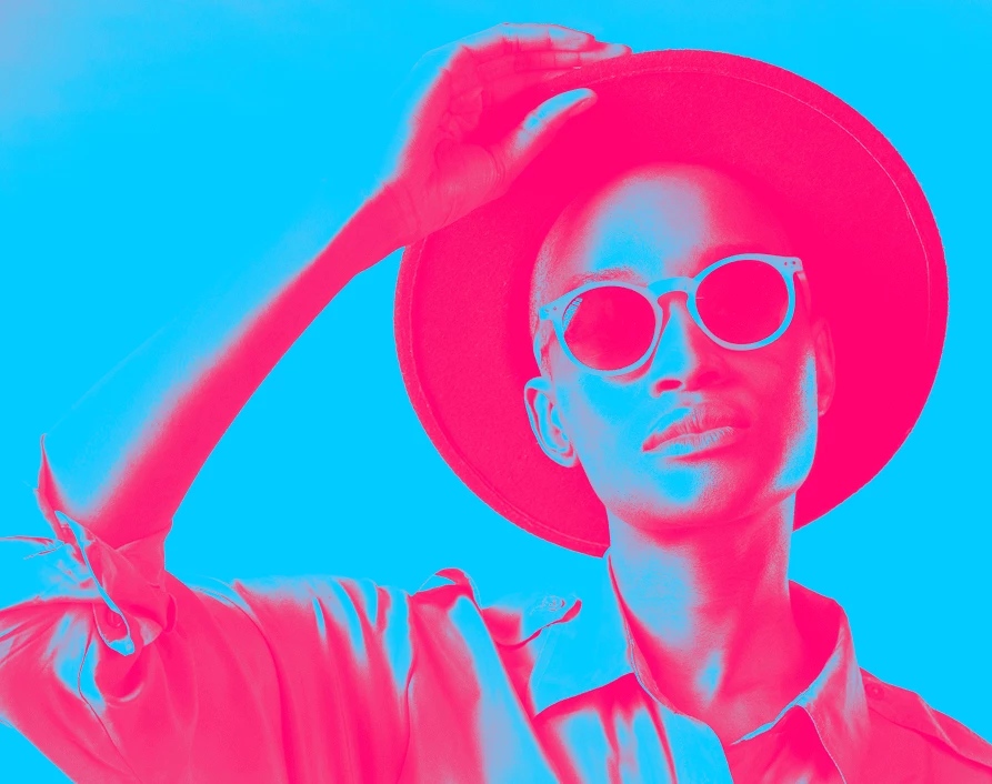 Woman in sunglasses and a hat.